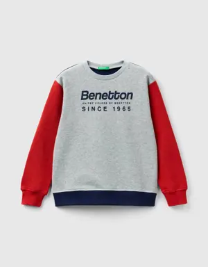 sweatshirt with logo print