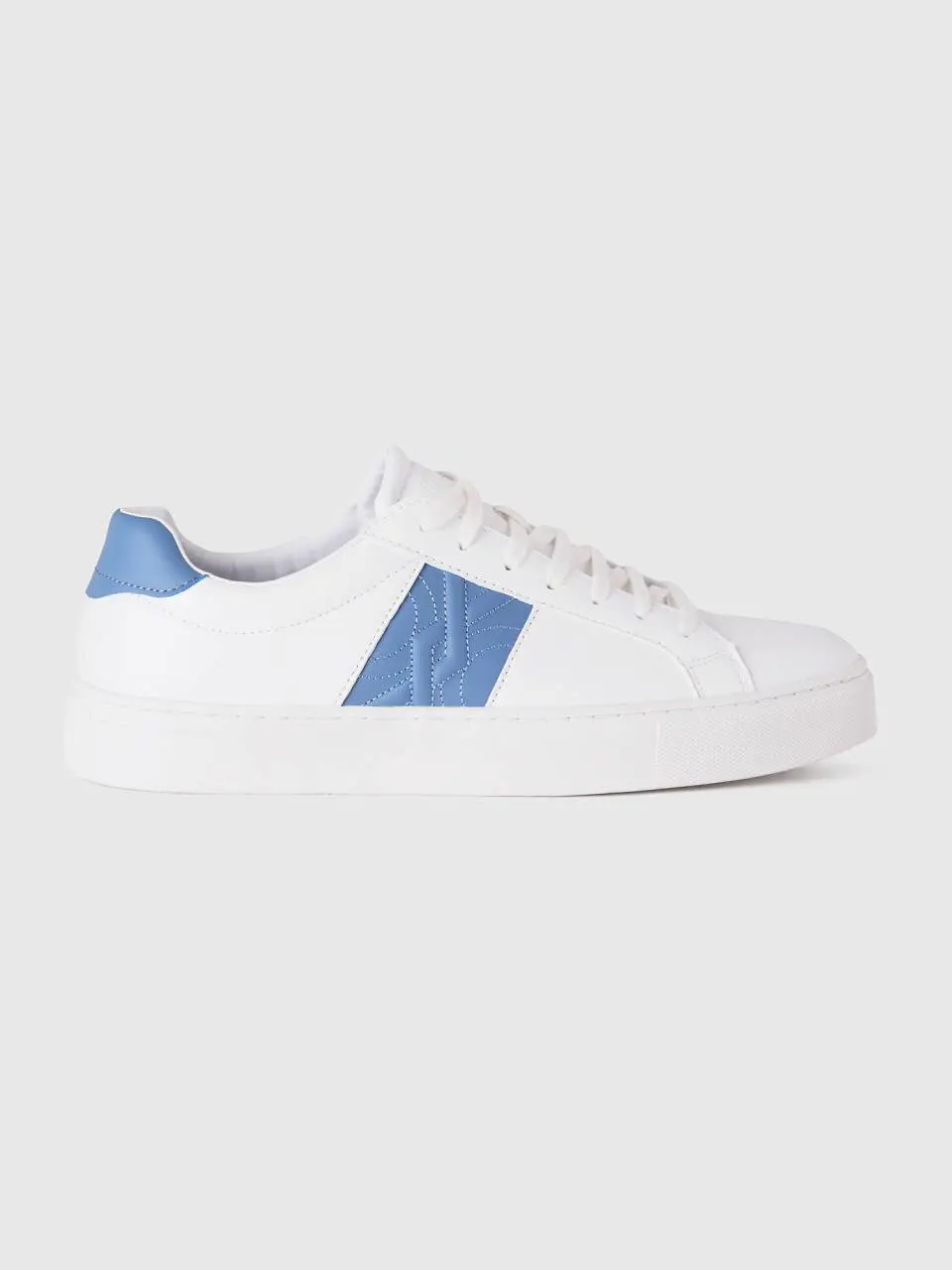 Benetton low-top sneakers with sky blue logo. 1