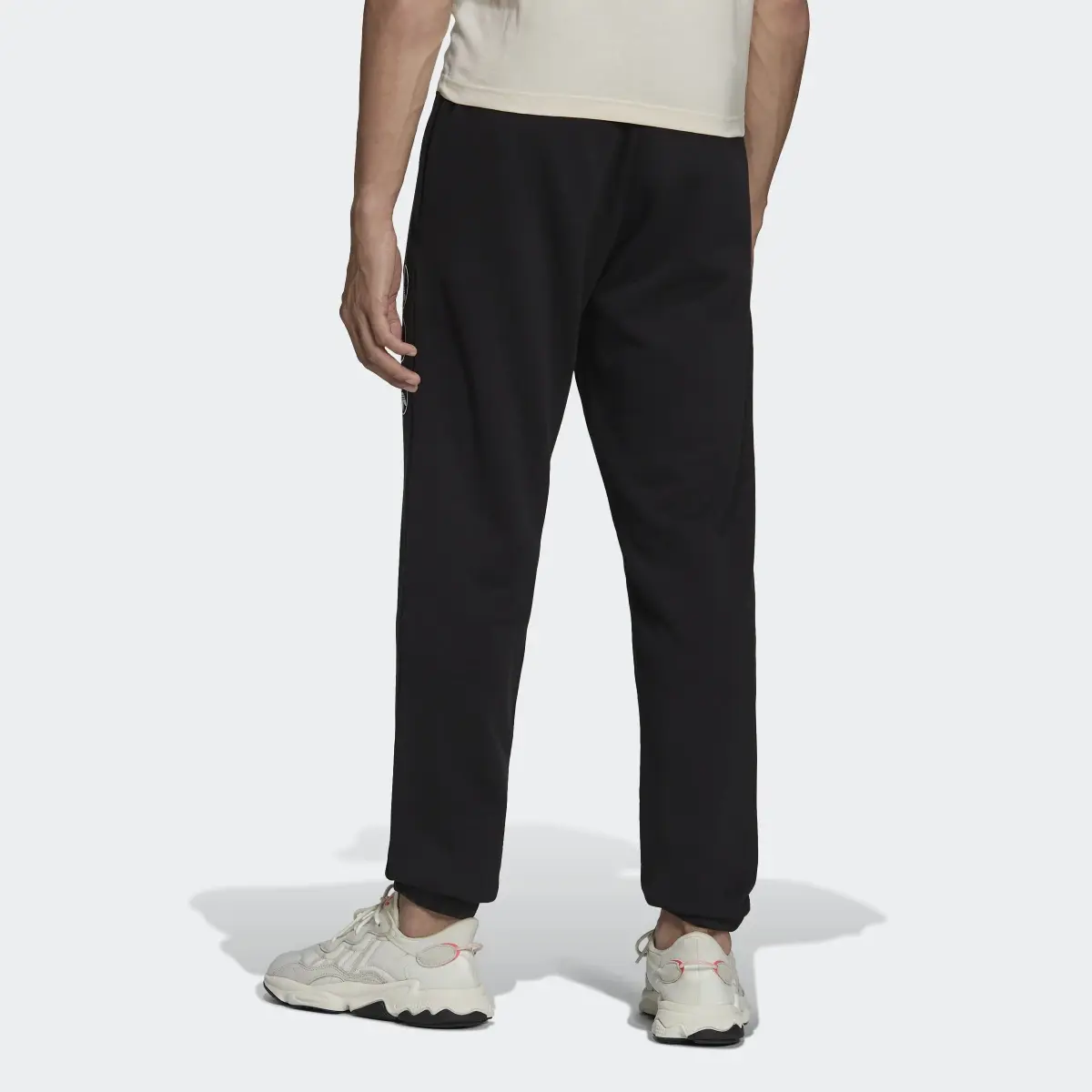 Adidas Graphics United Joggers. 2