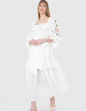 فستان أبيض طويل منقوش