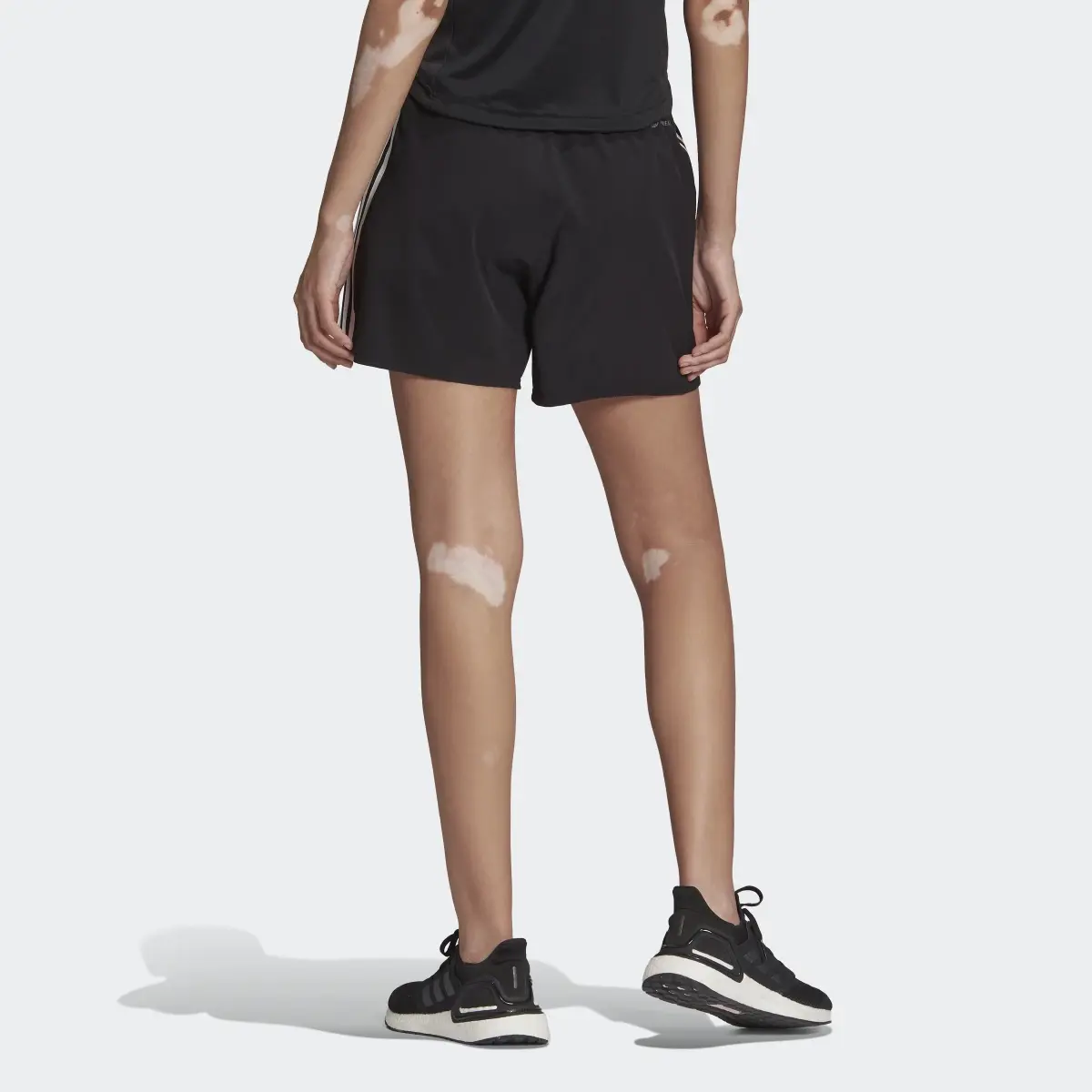 Adidas Train Icons 3-Streifen Woven Shorts. 2