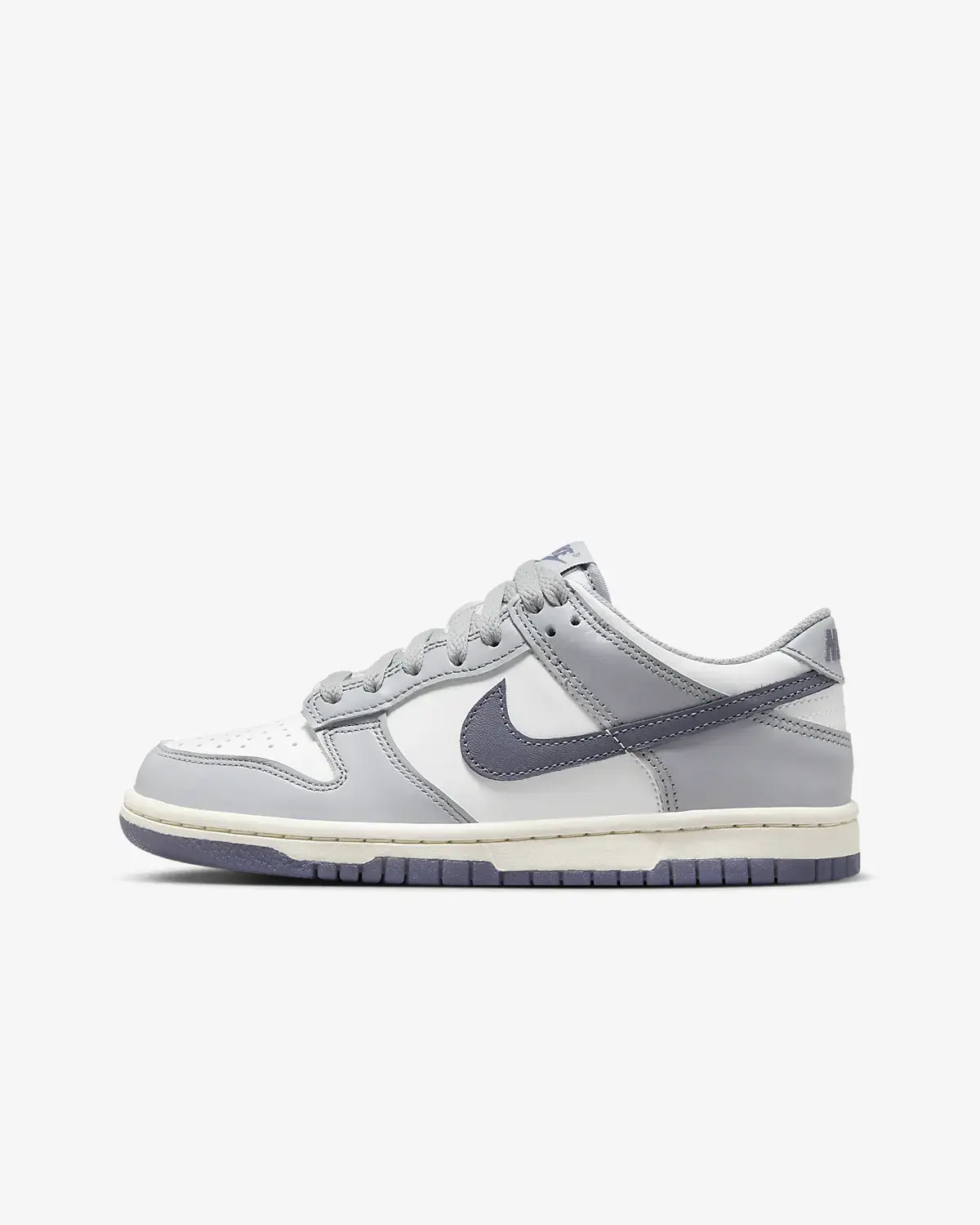 Nike Dunk Low. 1