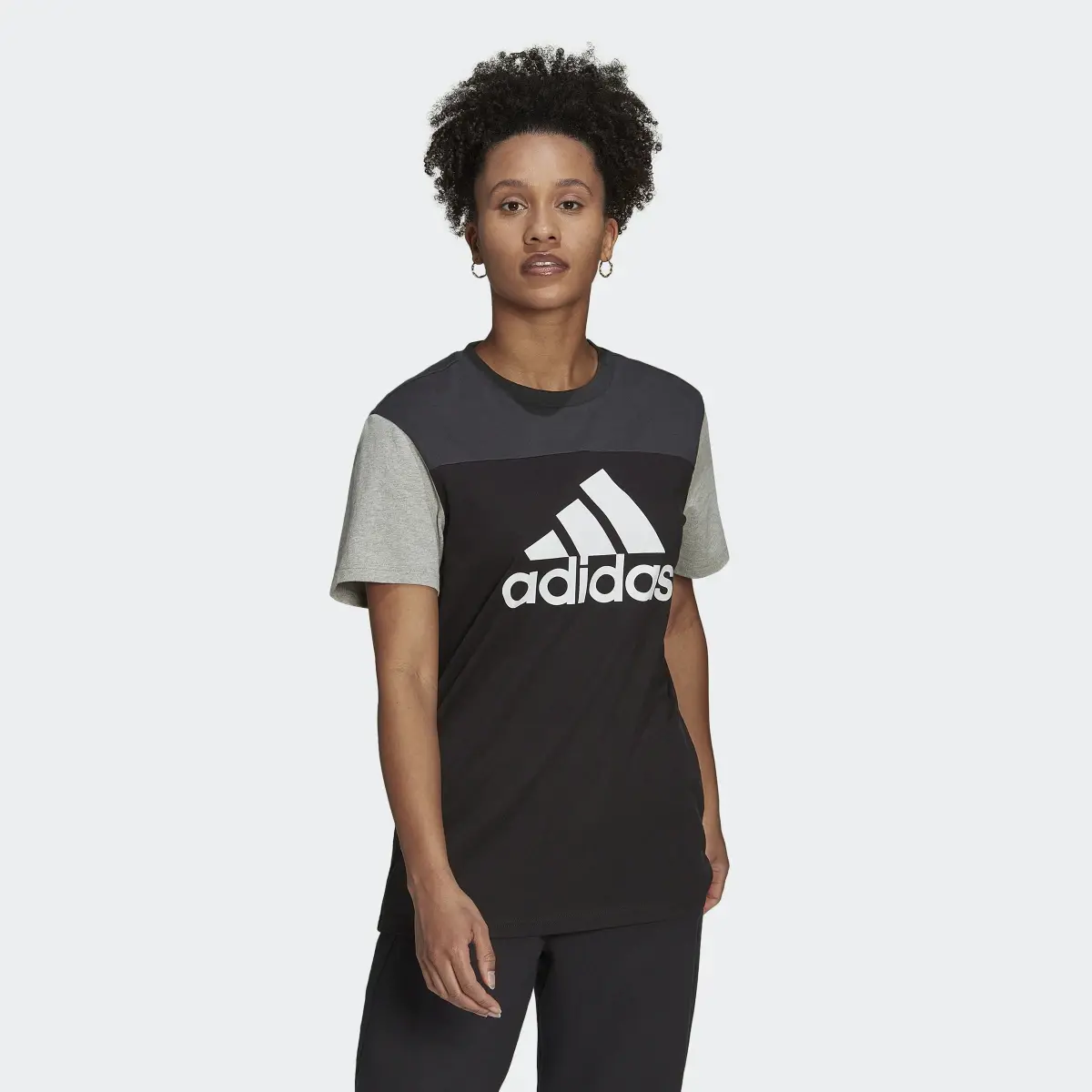 Adidas Playera Essentials Colorblock Logo. 2