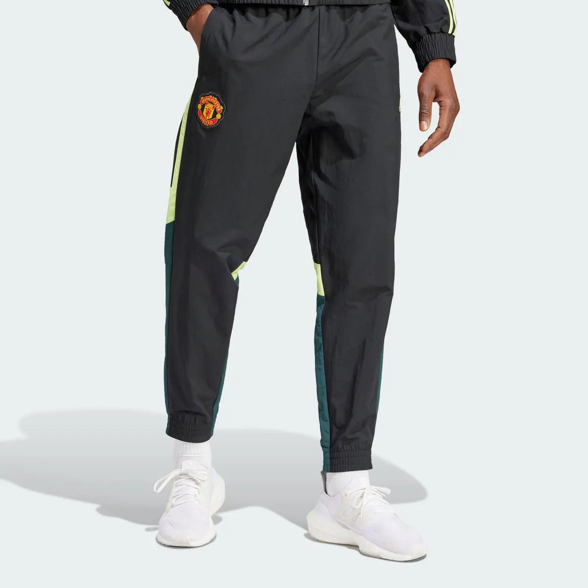 Adidas Spodnie dresowe Manchester United Woven. 1