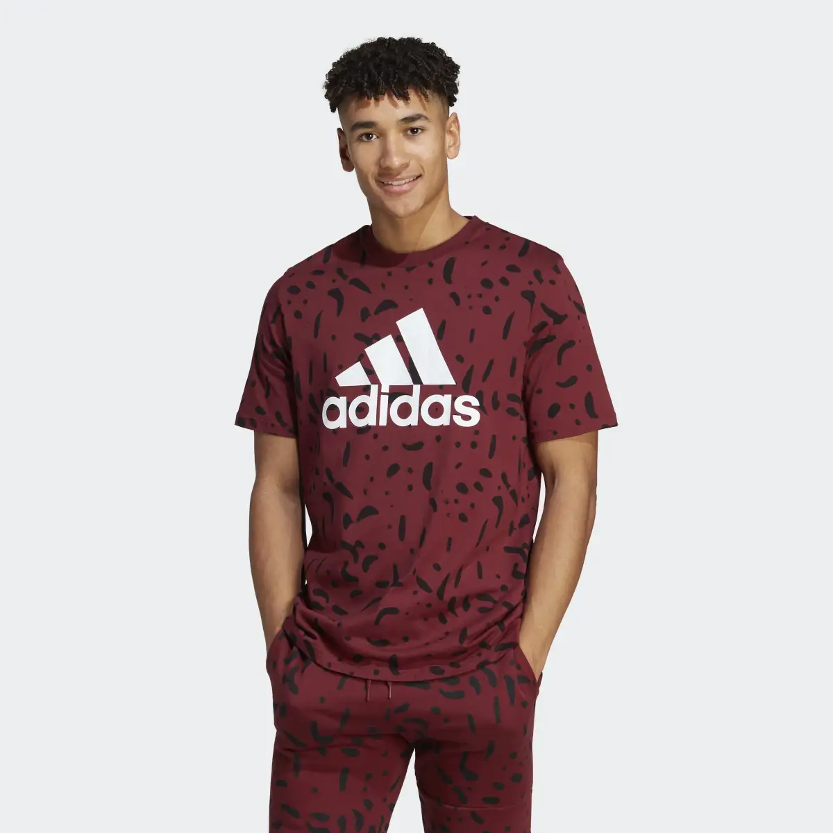 Adidas Playera Essentials Single Jersey Big Logo Allover Print. 2