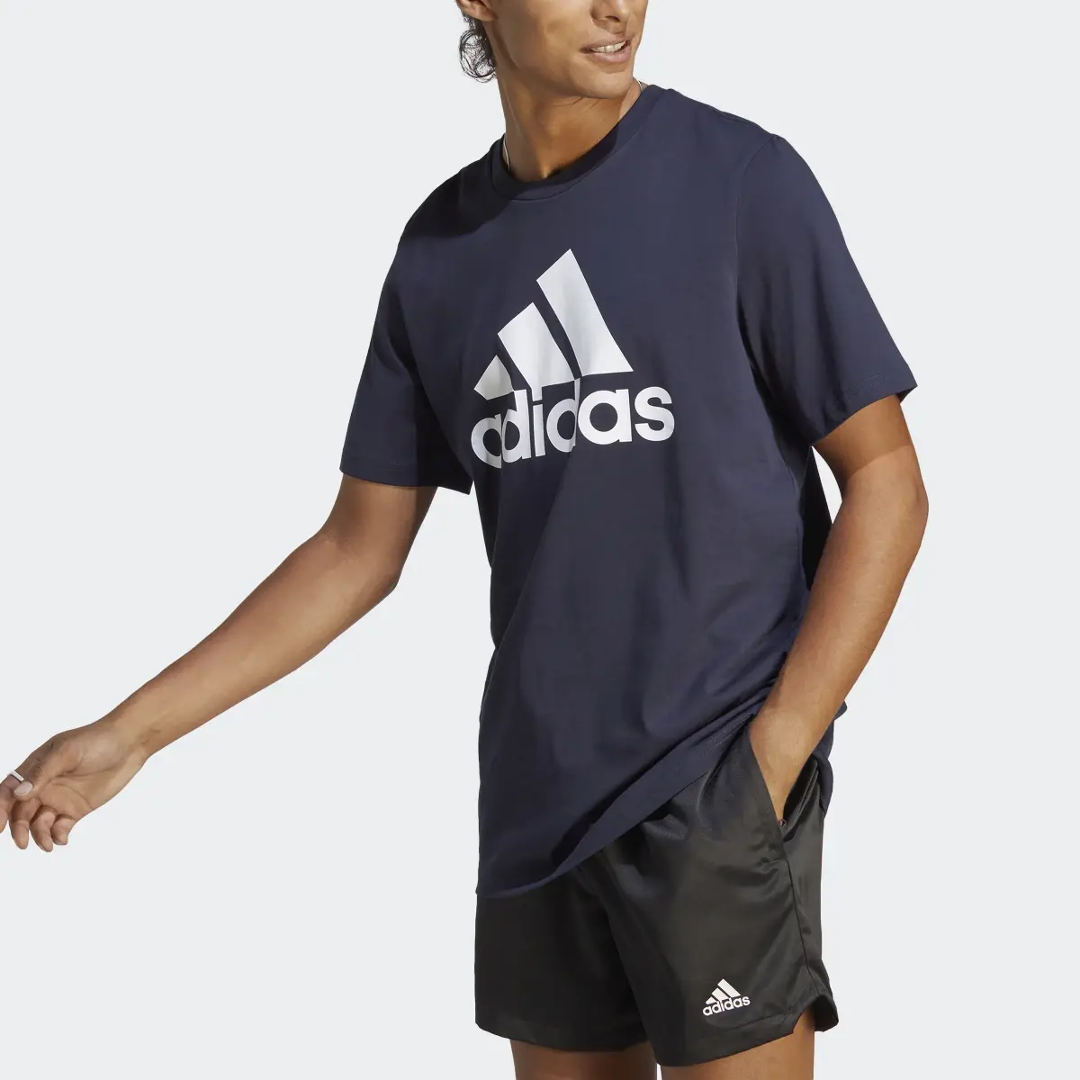 Adidas T-shirt em Jersey Simples Essentials. 1