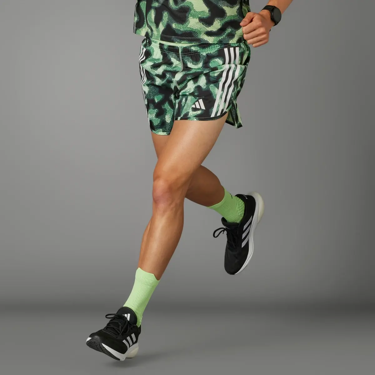 Adidas Own the Run 3-Streifen Allover Print Shorts. 1