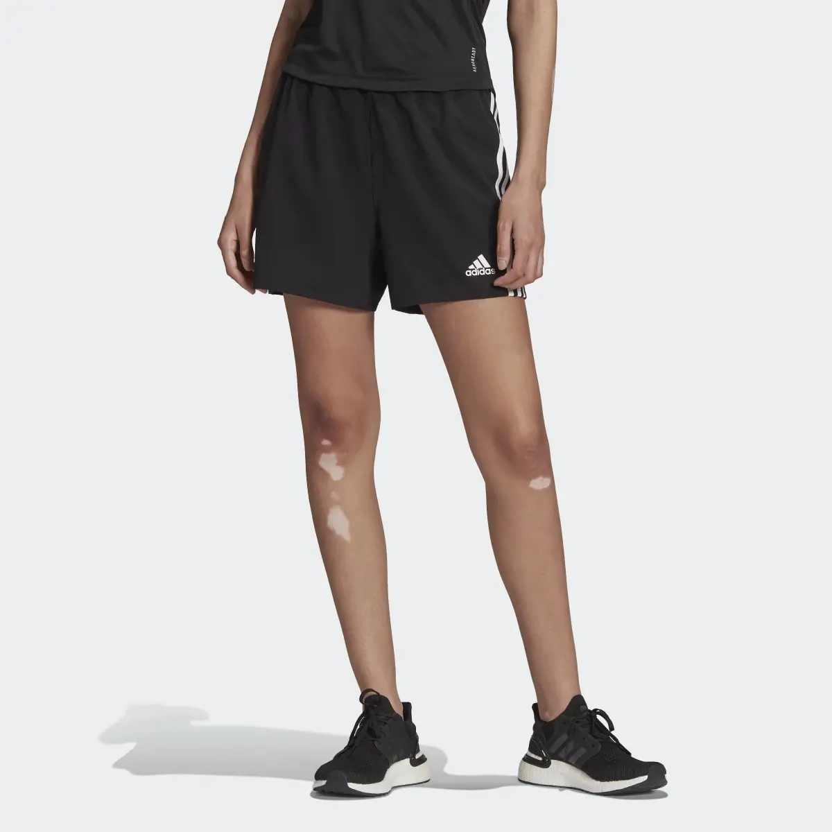 Adidas Train Icons 3-Streifen Woven Shorts. 1