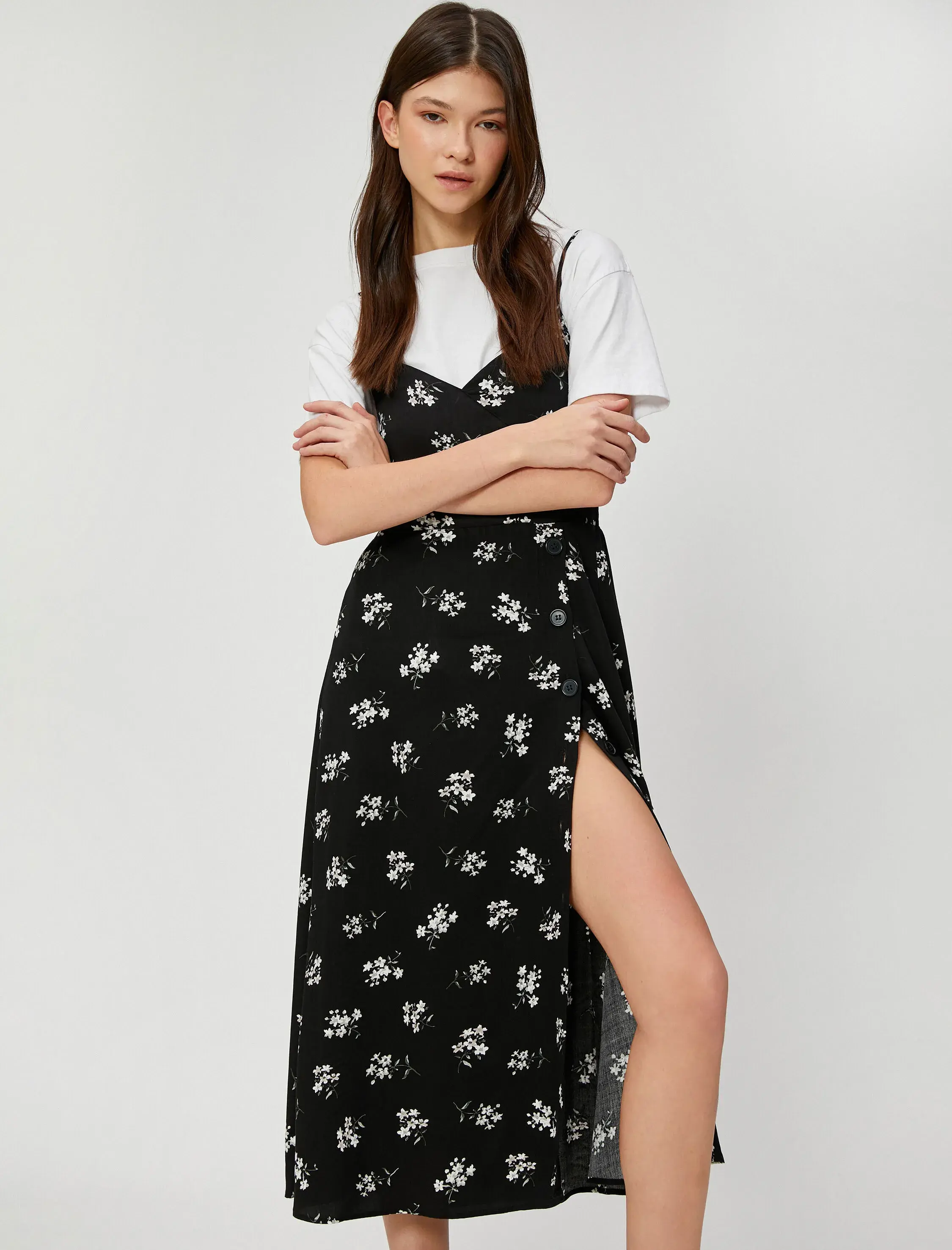 Koton Midi Elbise Çiçekli Askılı Yırtmaç Detaylı Viskon Karışımlı. 2