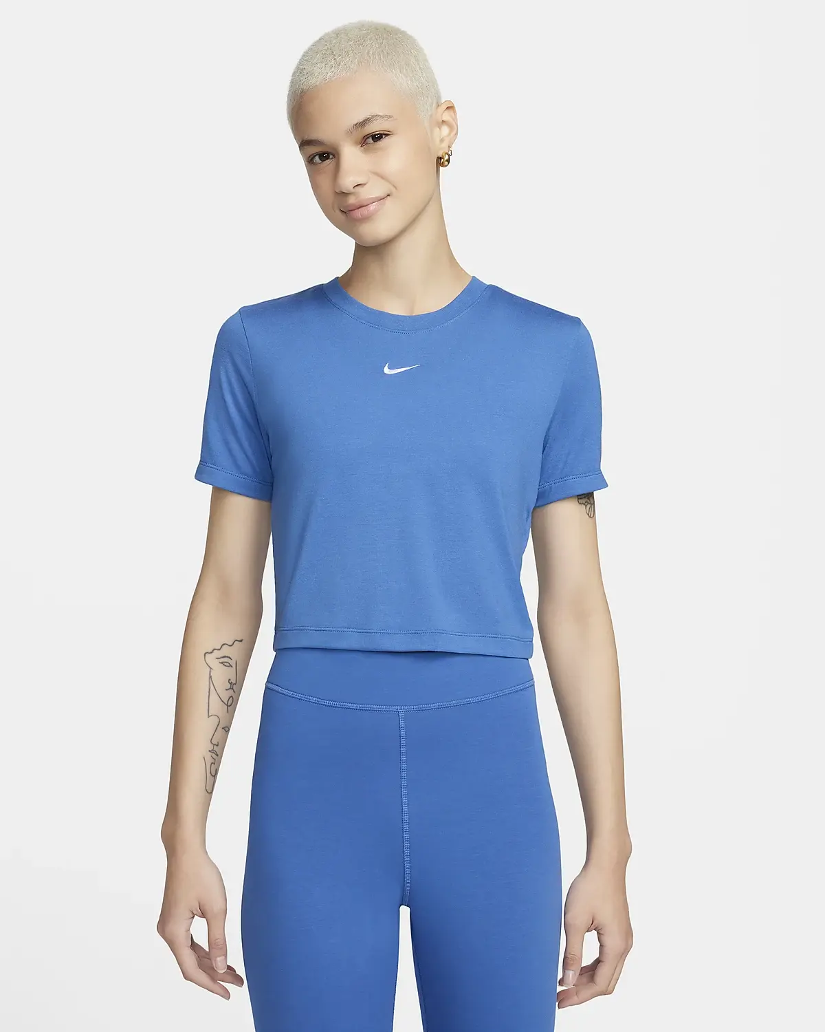 Nike Sportswear Essential. 1