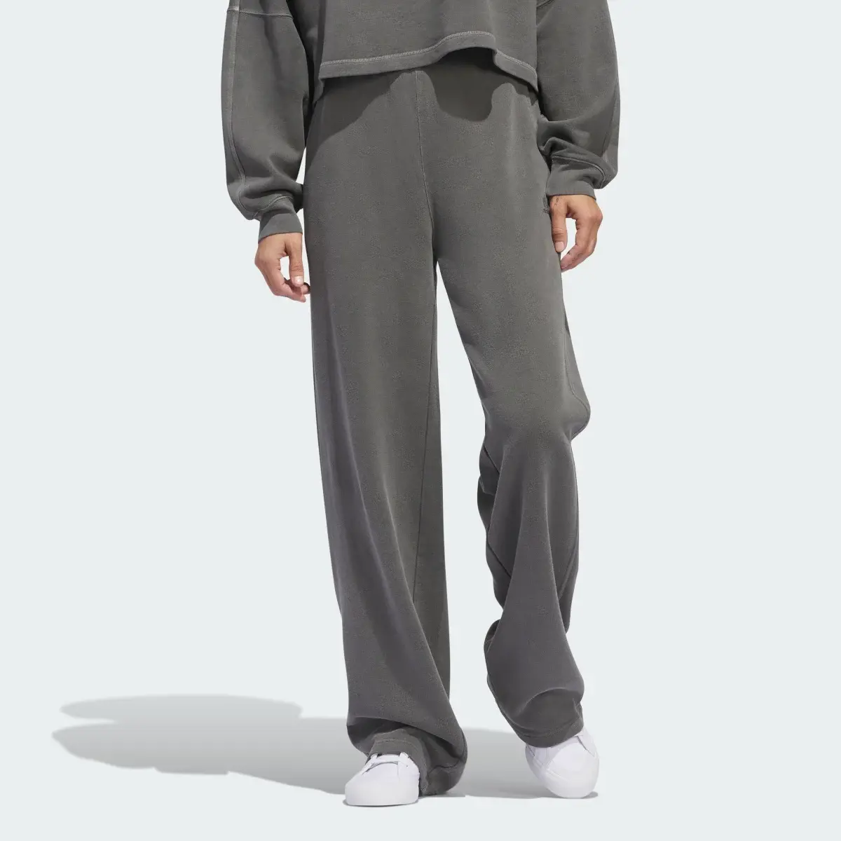 Adidas Spodnie dresowe Essentials+. 1