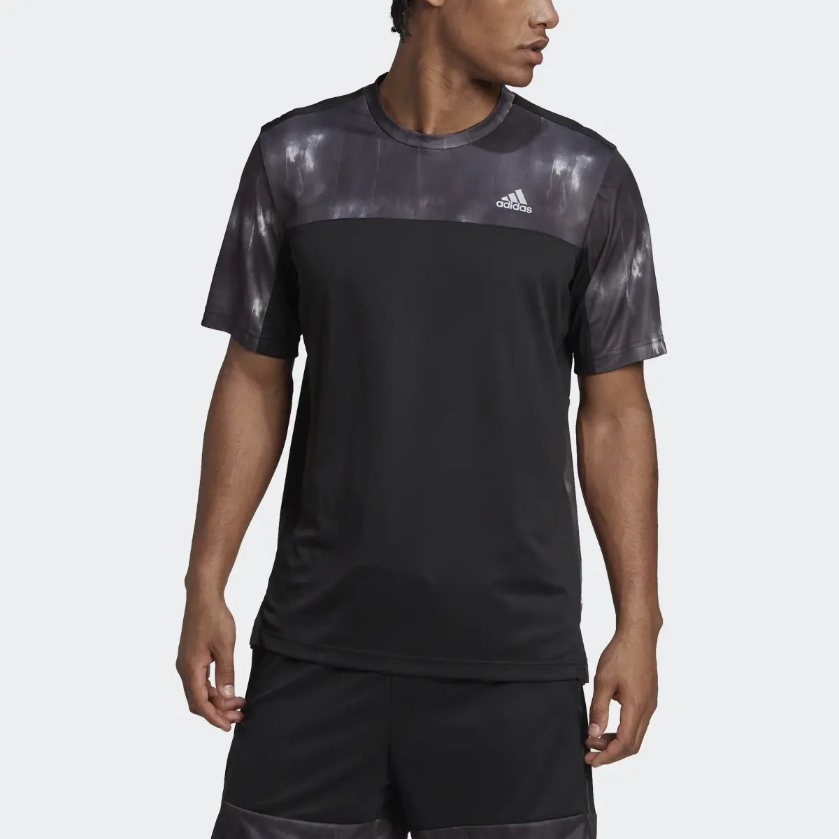 Adidas Playera de Entrenamiento AEROREADY Workout con Estampado Chalk. 1