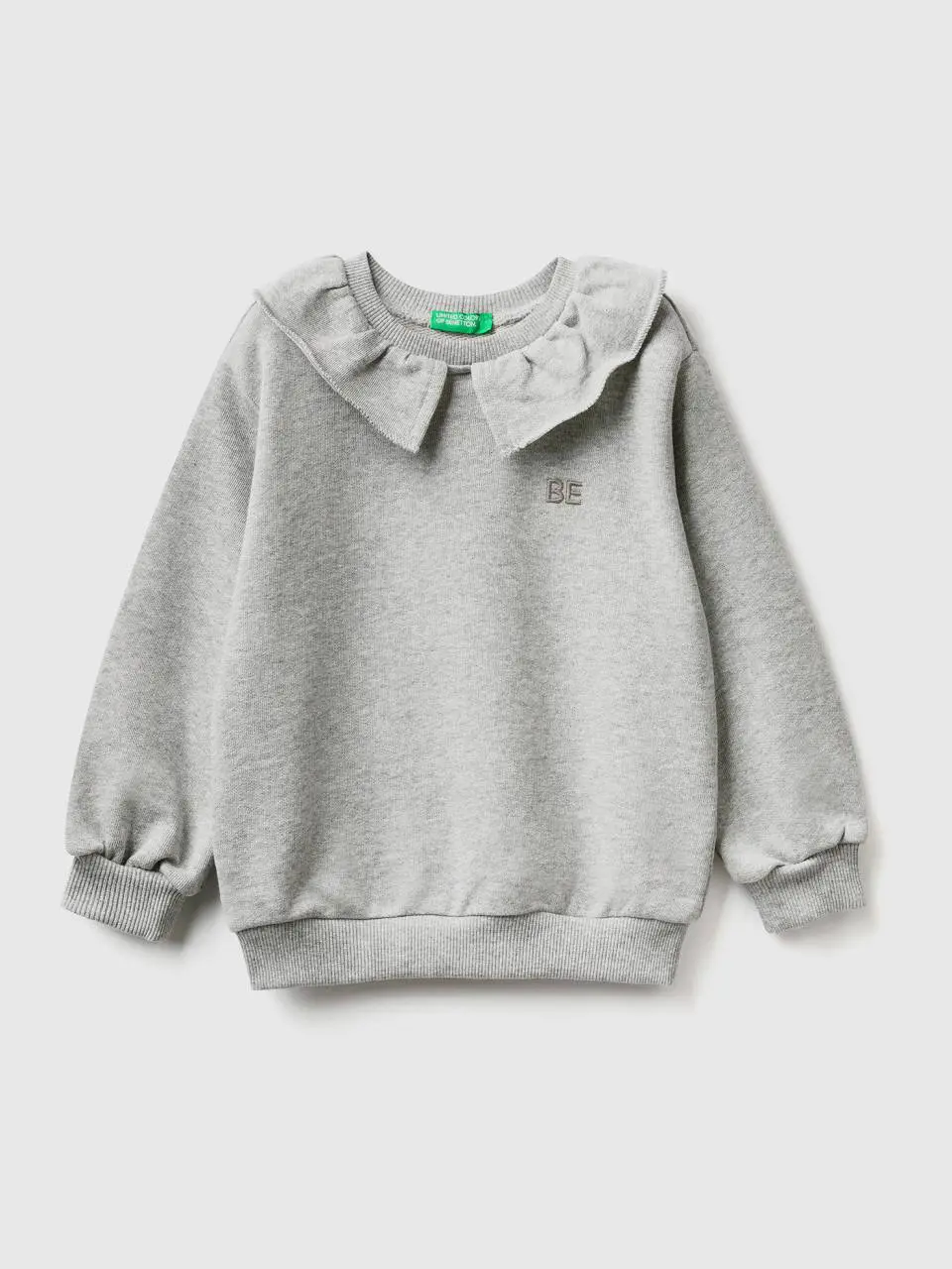 Benetton sweatshirt with collar and "be" embroidery. 1