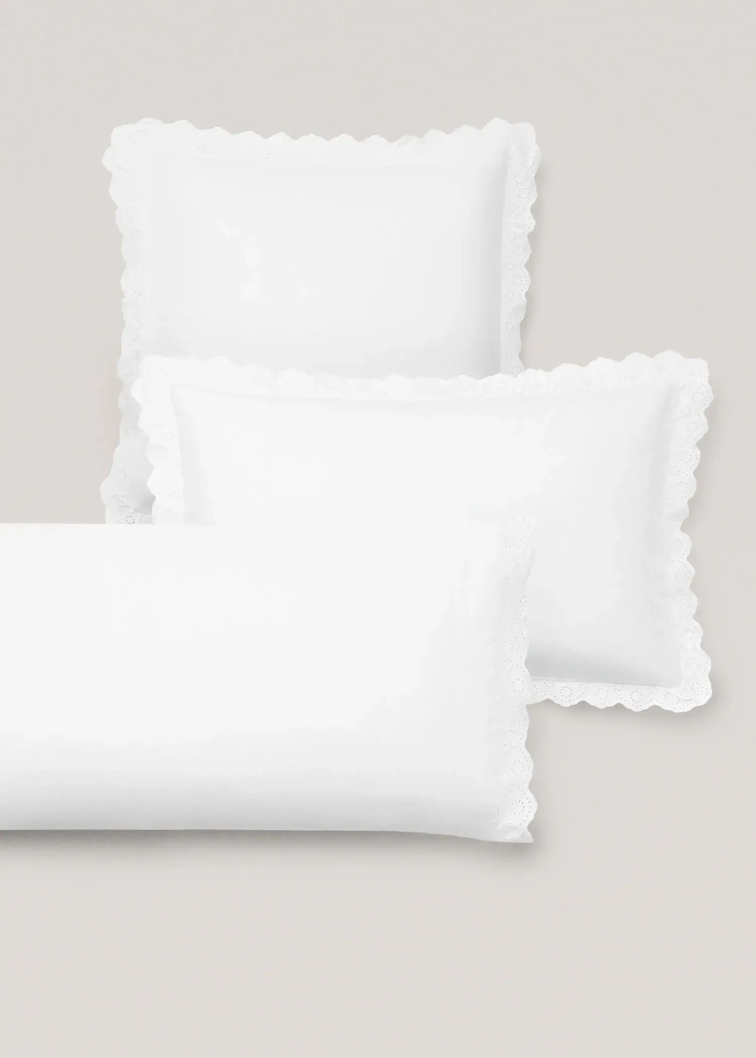 Mango Poszewka na poduszkę z bawełny z haftowaną falbanką 45 x 110 cm. 1