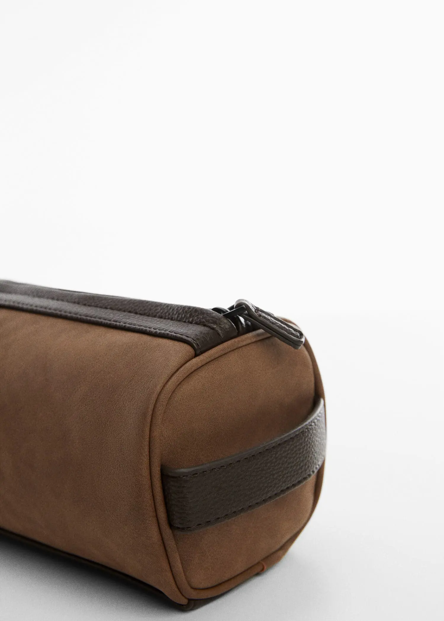 Mango Pebbled leather-effect toiletry bag. 3