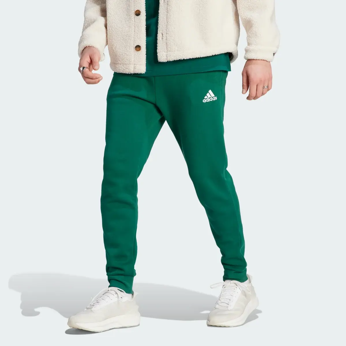 Adidas Calças Afuniladas em Fleece Essentials. 1