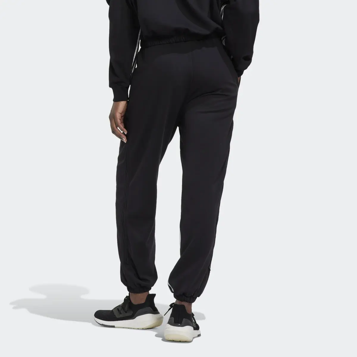 Adidas Pantaloni jogger Hyperglam 3-Stripes Oversized Cuffed with Side Zippers. 2