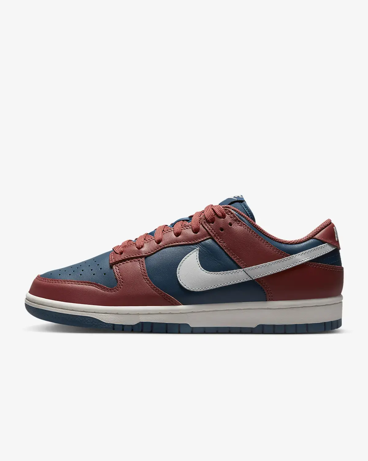 Nike Dunk Low. 1