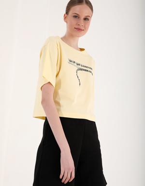 Açık Sarı Yazı Baskılı Kısa O Yaka Kadın Oversize T-Shirt - 97135