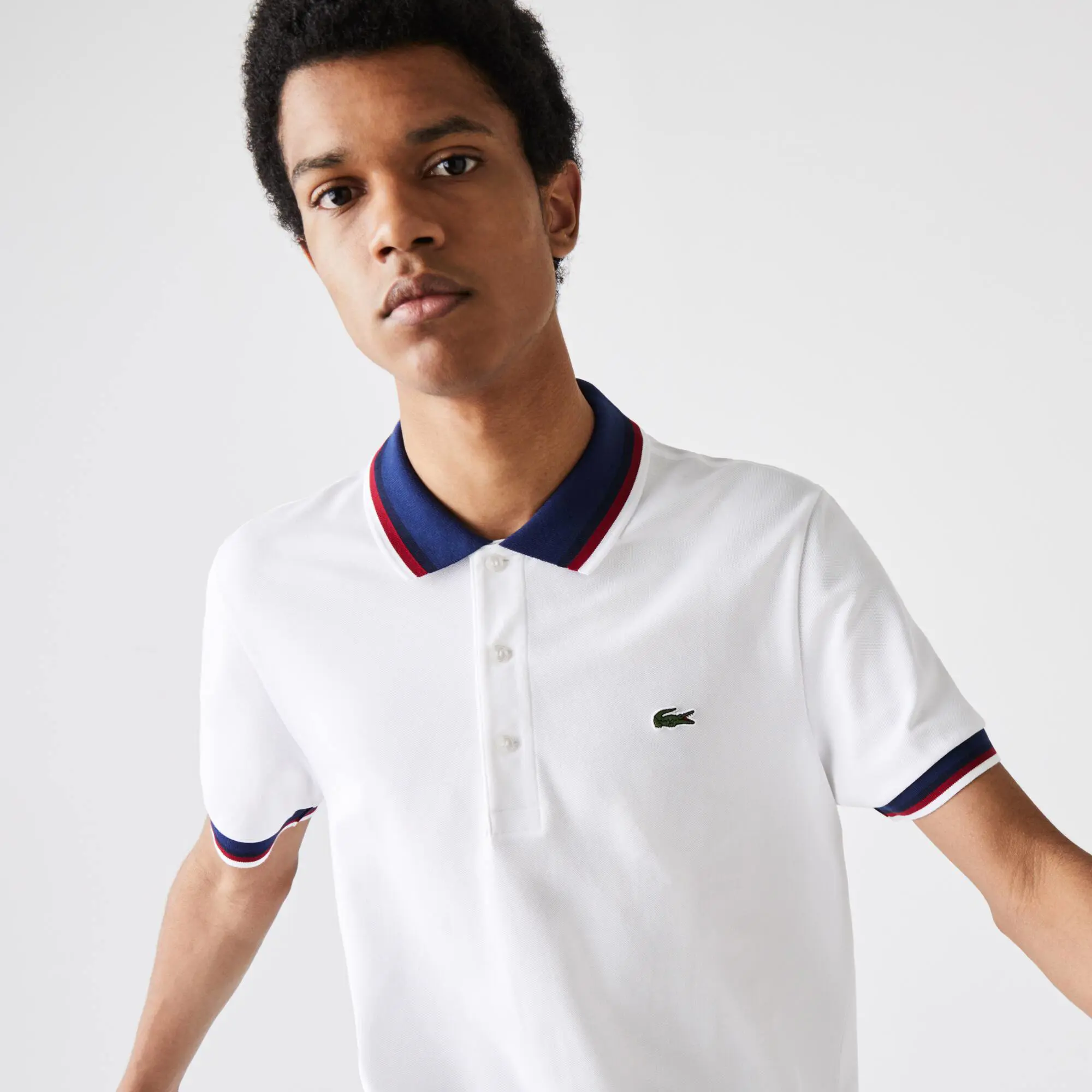 Lacoste Poloshirt aus Stretch-Baumwoll-Piqué mit Kontrastkragen. 1