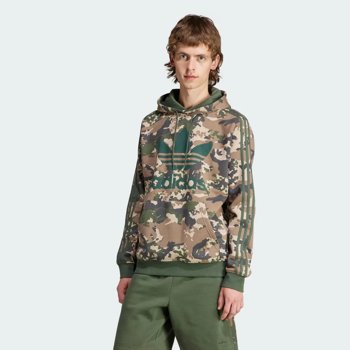 Adidas Sweat-shirt à capuche graphisme camouflage. 2