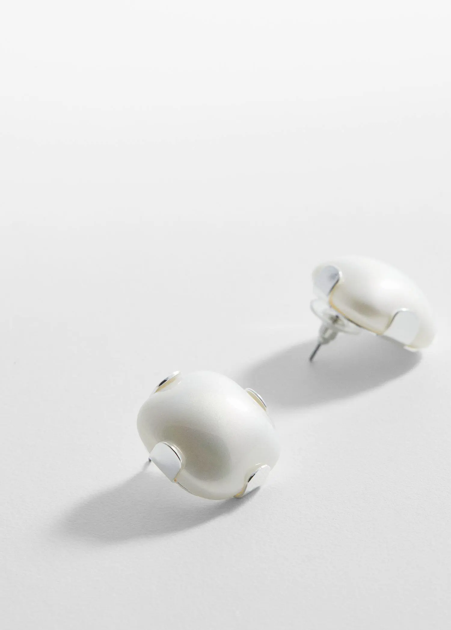 Mango Pearl earrings. 2