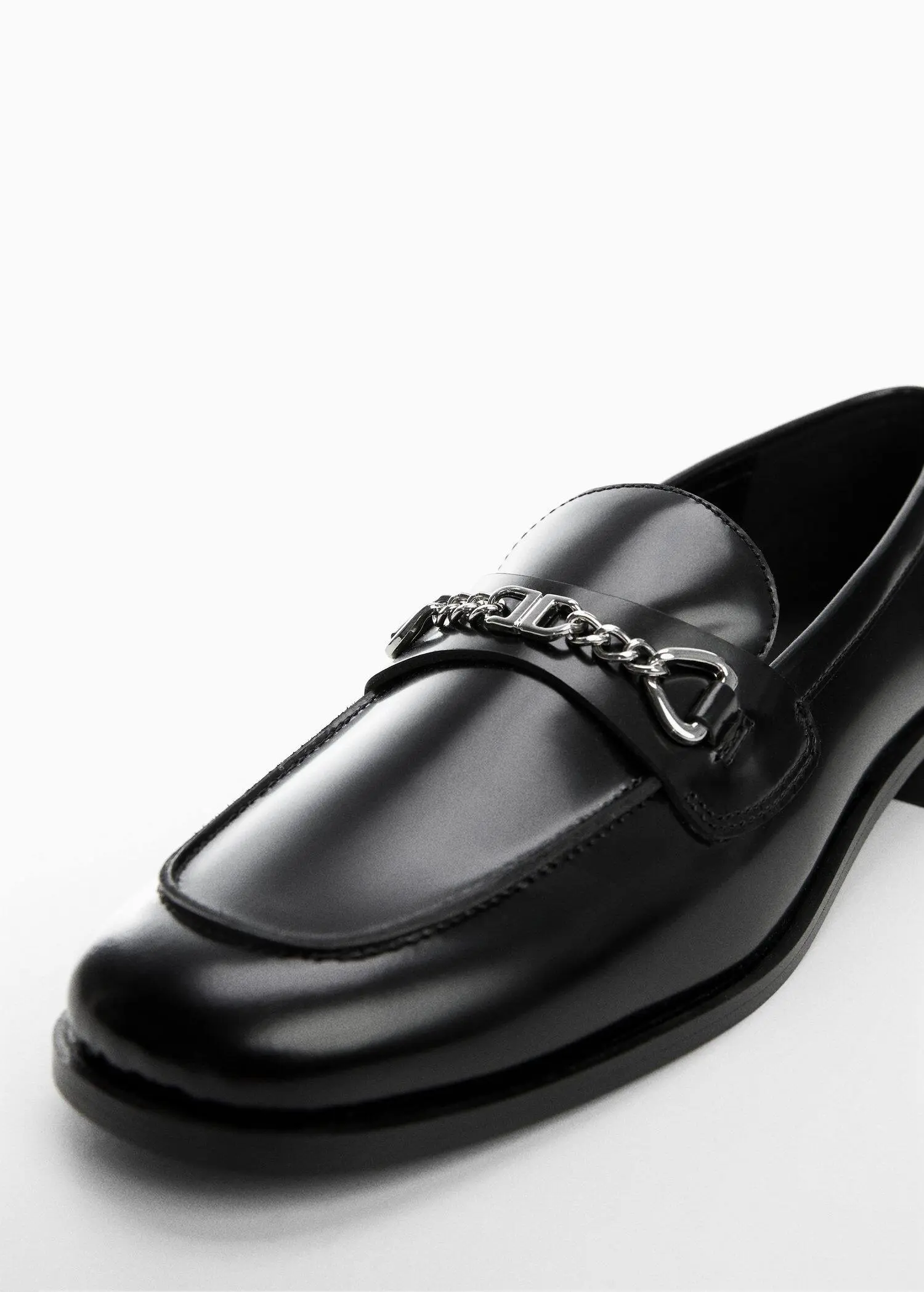 Mango Leather loafers with chain. 3