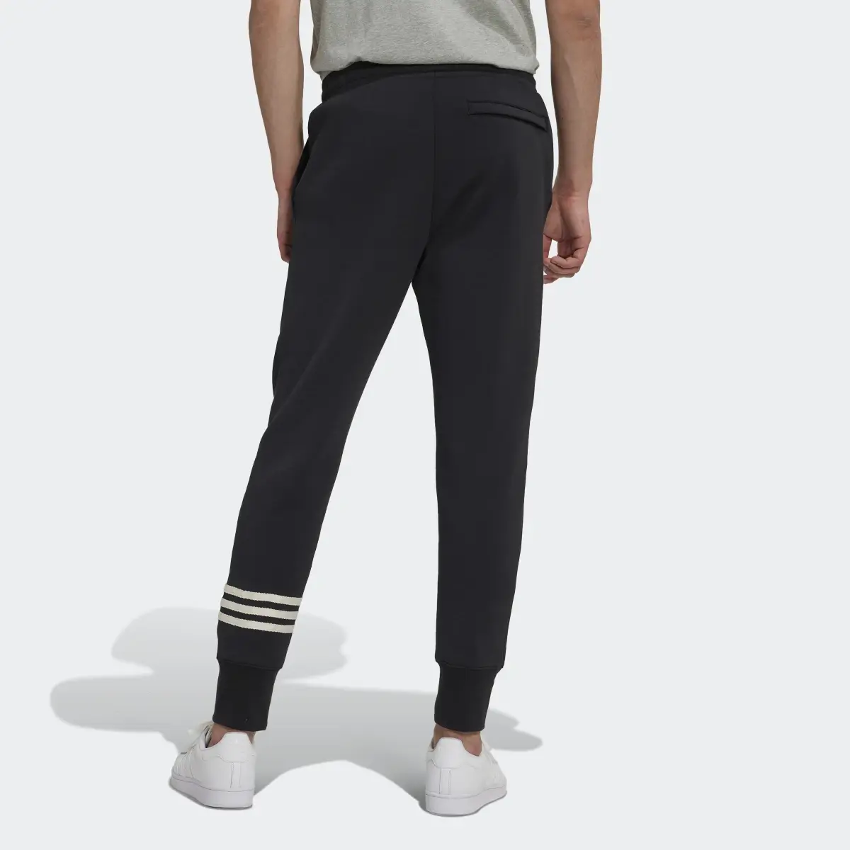 Adidas Spodnie dresowe Adicolor Neuclassics. 2