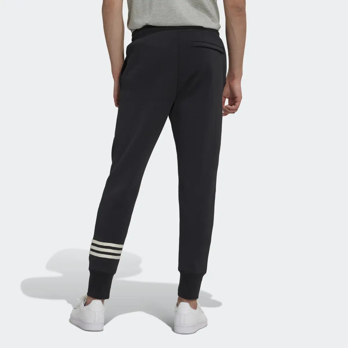 Adidas Pantalon de survêtement Adicolor Neuclassics. 2