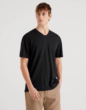 V-neck t-shirt in 100% cotton
