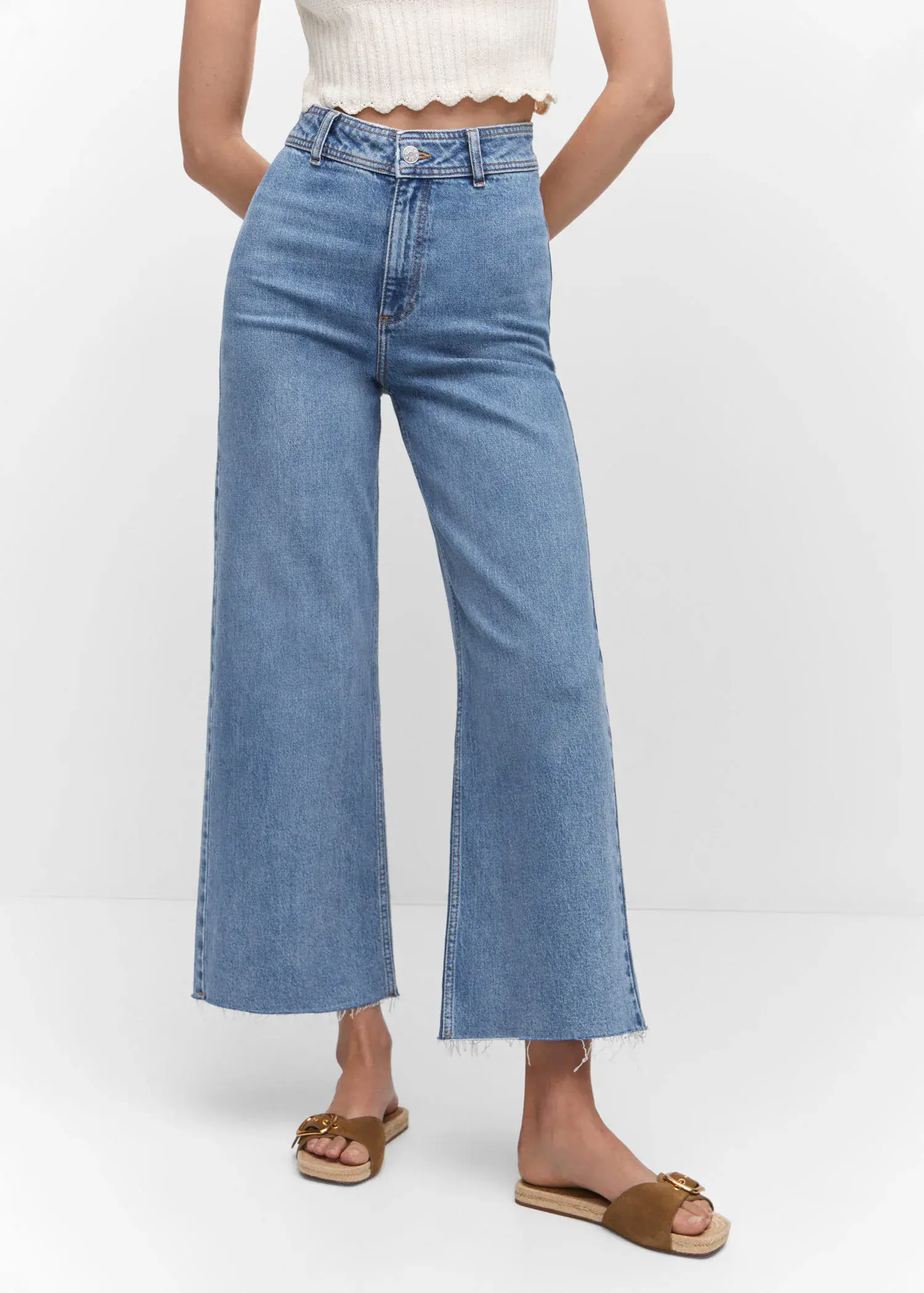 Mango Jeans culotte high waist. a person wearing a pair of blue jeans. 