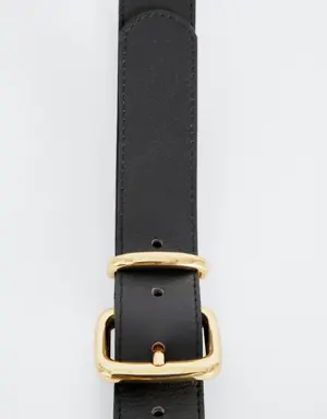 Leather belt with contrasting buckle