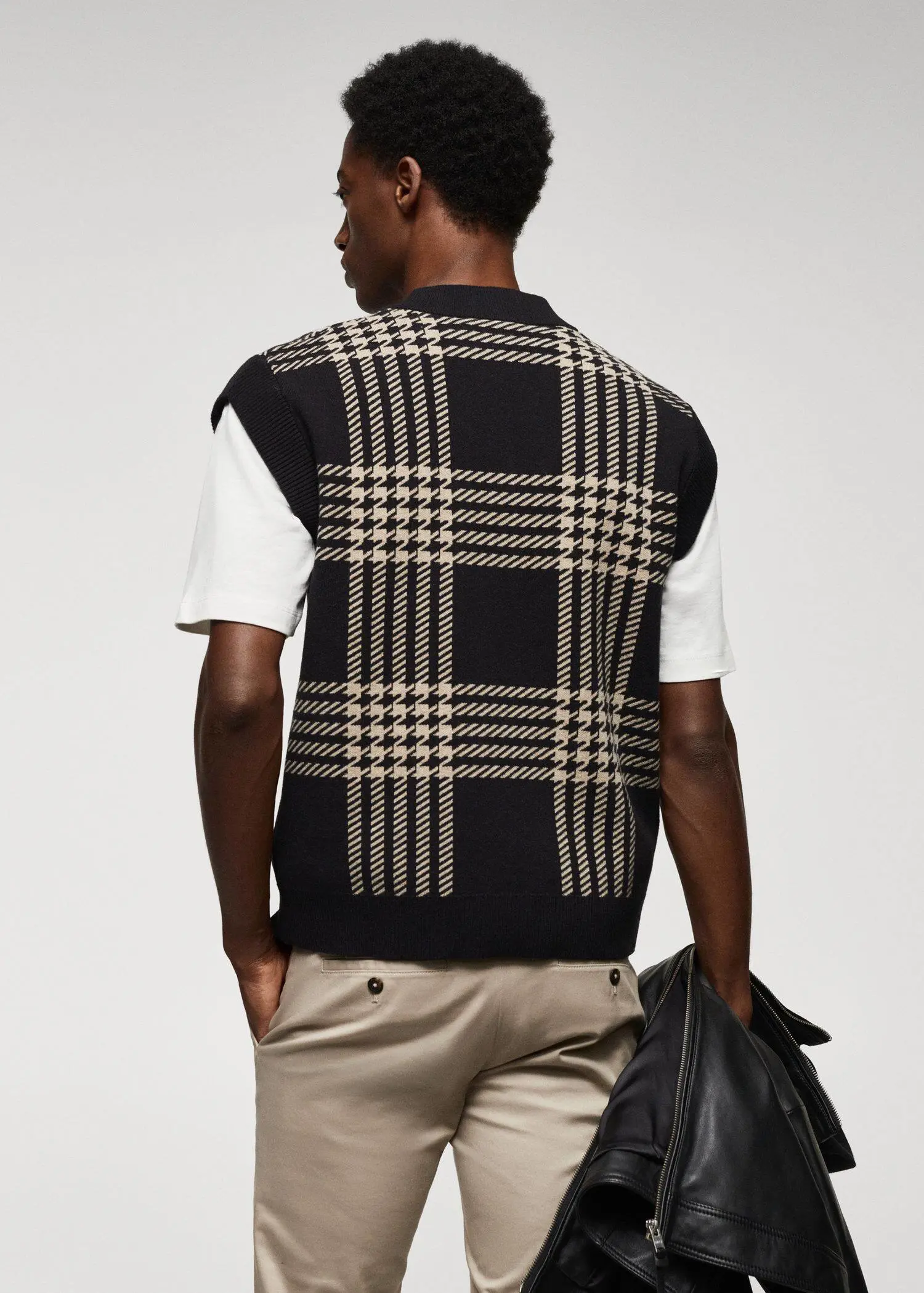 Mango Fine-knit houndstooth-print vest. 3