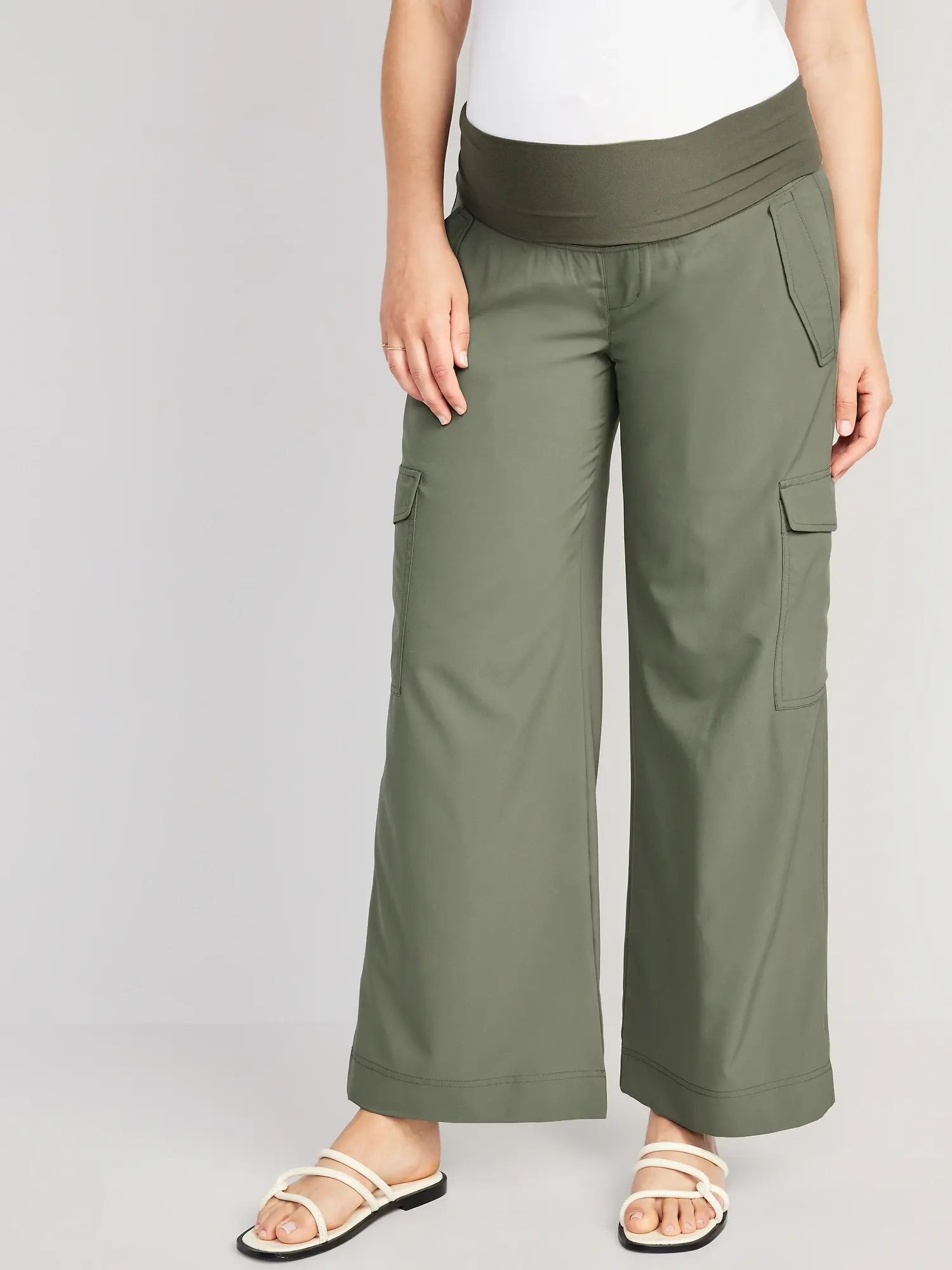 Old Navy Maternity Rollover-Waist StretchTech Cargo Pants brown. 1
