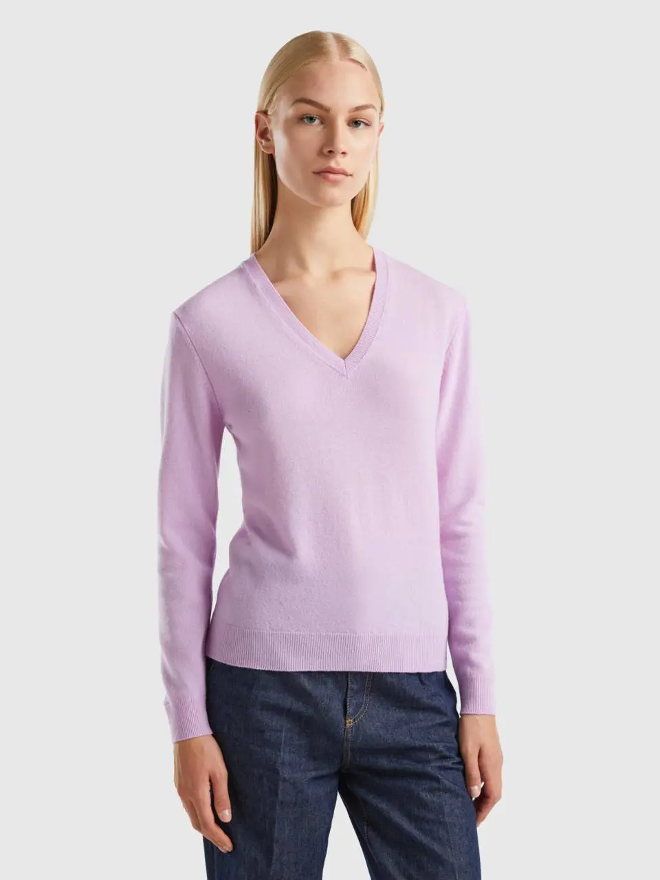 Benetton lilac v-neck sweater in pure merino wool. 1