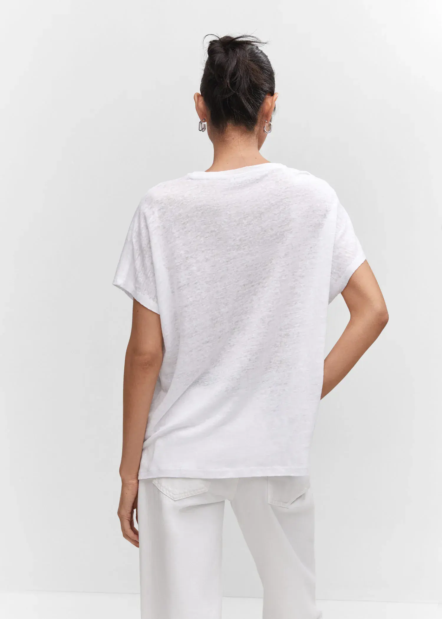 Mango Oversized linen t-shirt. a person wearing a t-shirt and white pants. 
