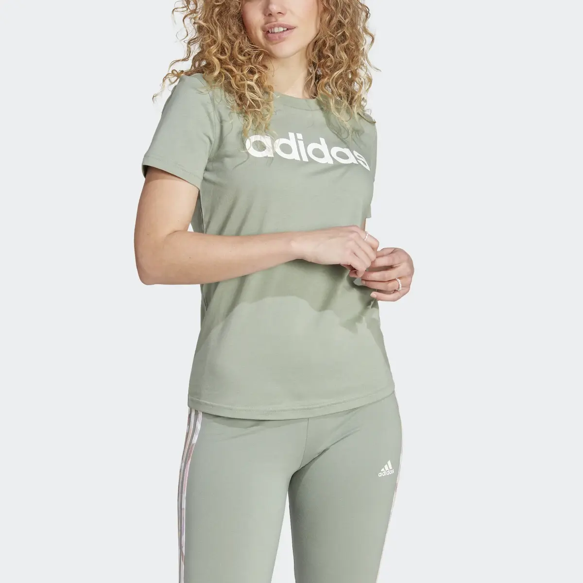 Adidas LOUNGEWEAR Essentials Slim Logo Tişört. 1