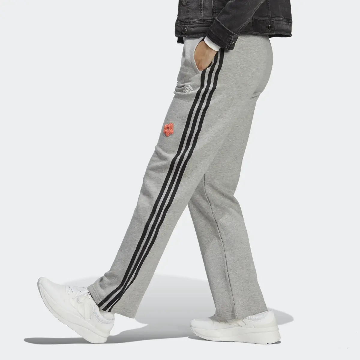 Adidas Pantalon sportswear à 3 bandes taille haute avec patchs floraux en chenille. 2