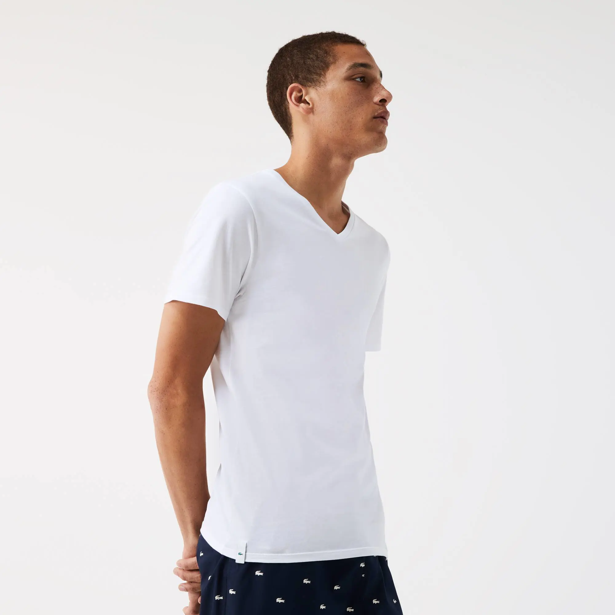 Lacoste Confezione da 3 T-shirt da uomo slim fit in cotone con scollo a v. 1