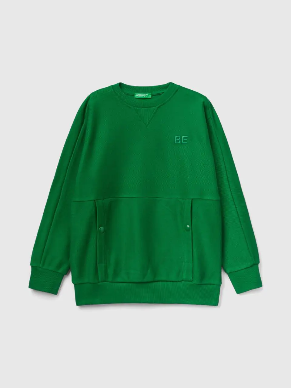 Benetton sweatshirt with pockets and "be" embroidery. 1