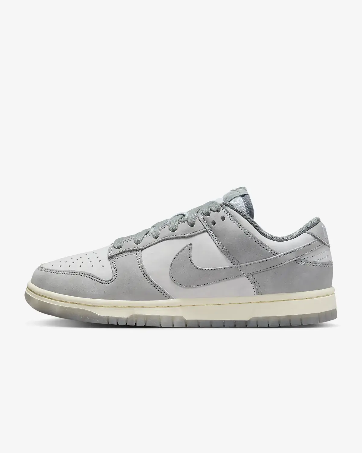 Nike Dunk Low. 1