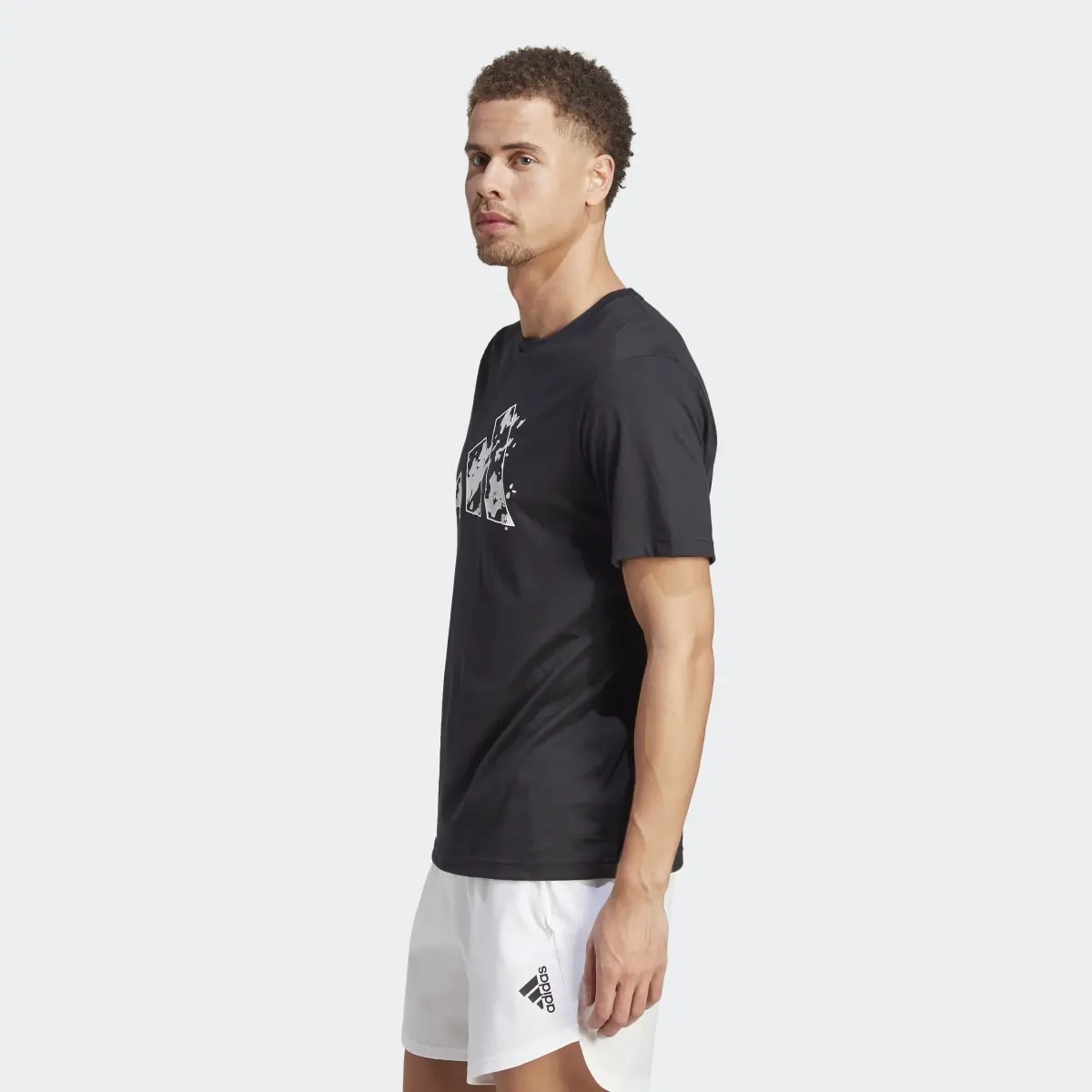 Adidas T-shirt da allenamento Train Essentials Seasonal Graphic. 3