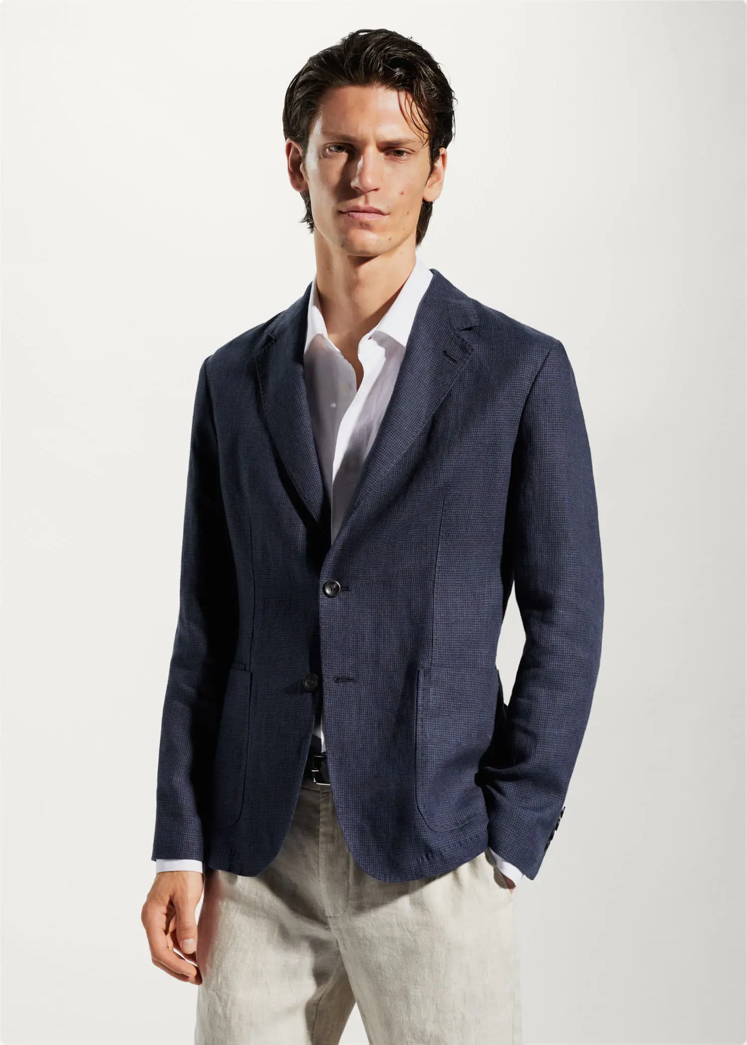 Mango 100% linen micro-houndstooth blazer. a man wearing a suit and a white shirt. 