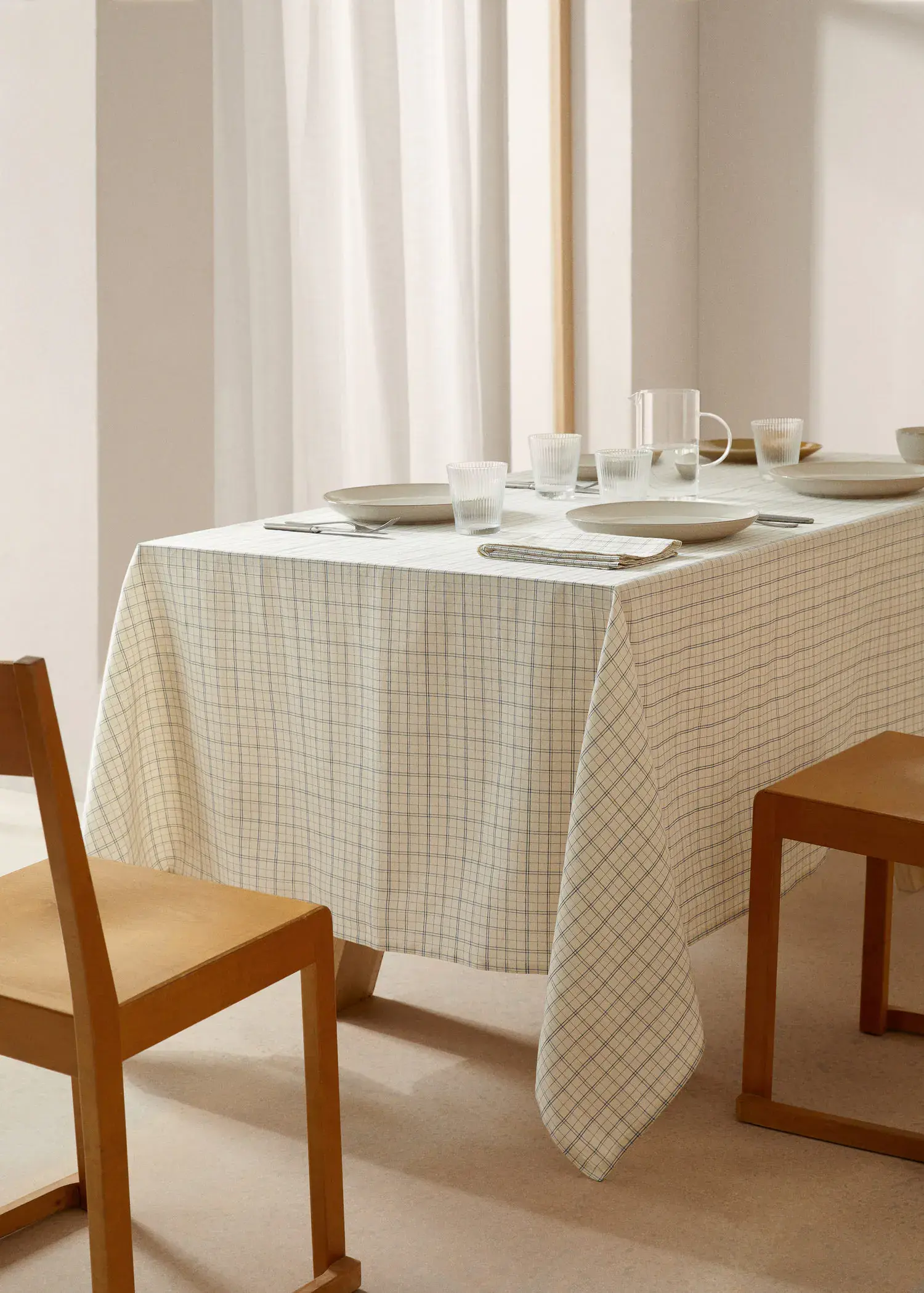 Mango Cotton and linen tablecloth with checkered print. 2