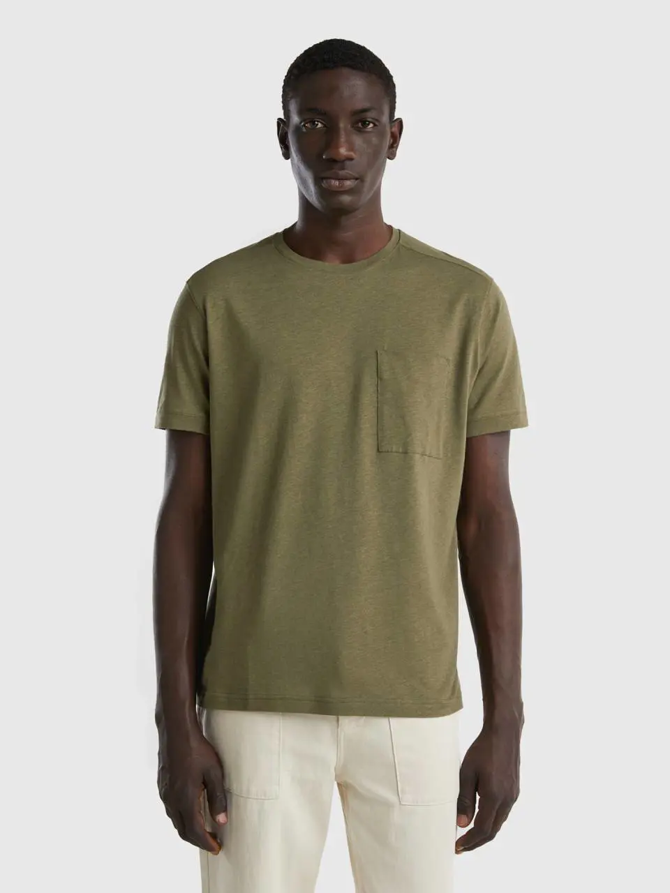 Benetton t-shirt in linen blend with pocket. 1