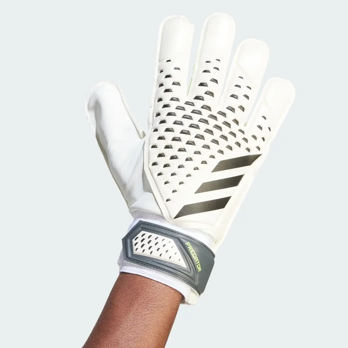 Adidas Predator Training Goalkeeper Gloves. 1