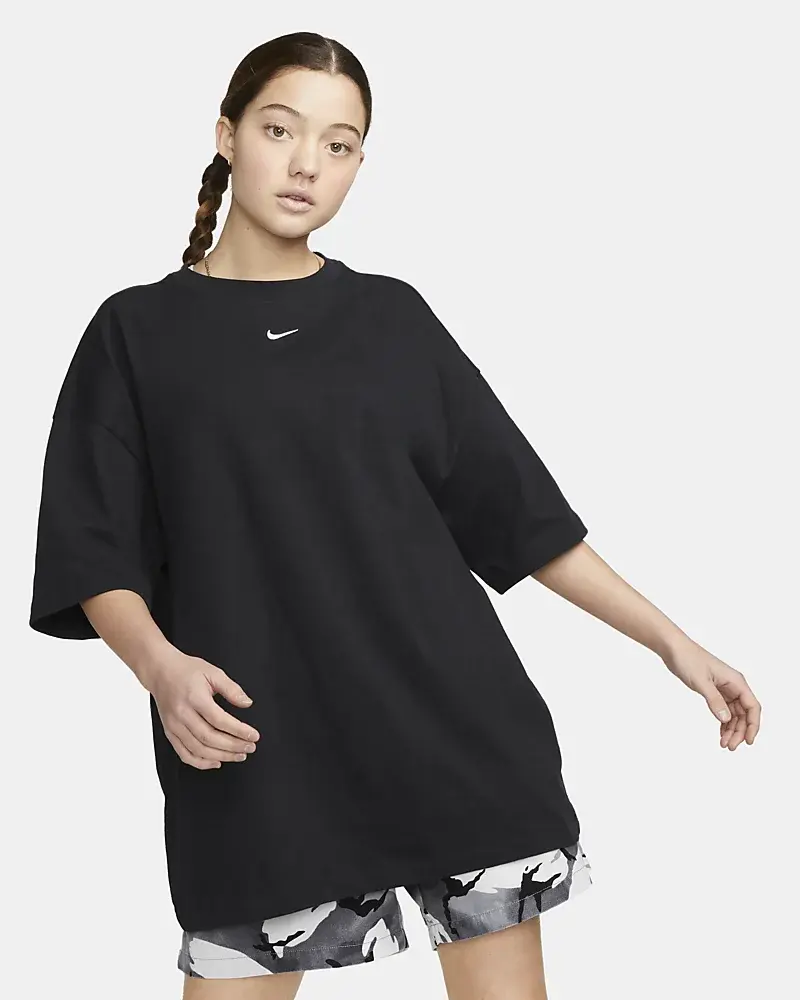 Nike Sportswear Essential. 1