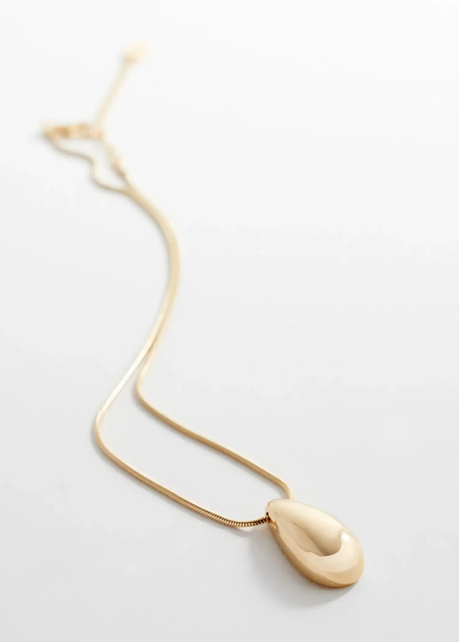 Mango Halskette mit Metallanhänger. 3