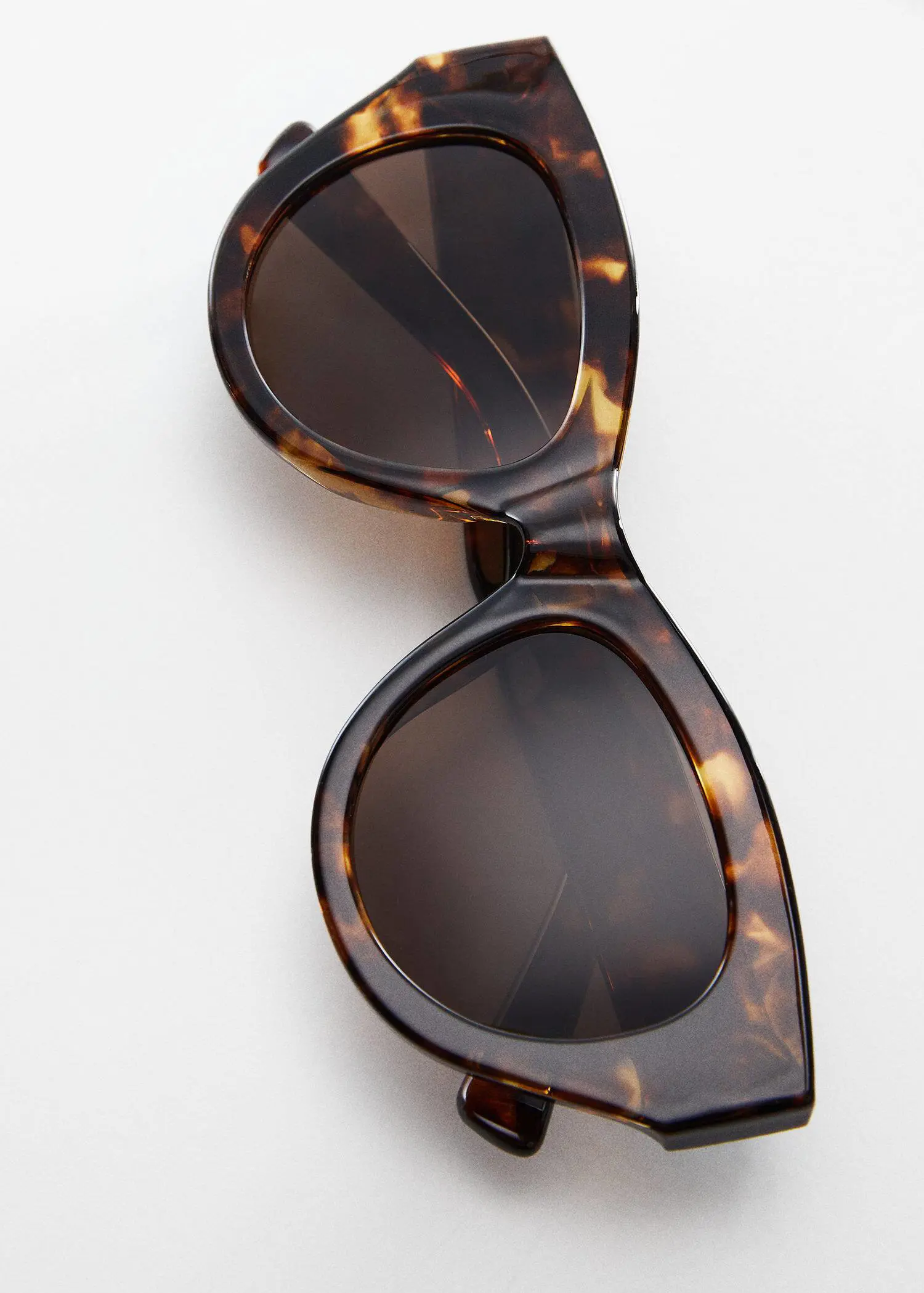 Mango Rounded sunglasses. a close up of a pair of sunglasses. 