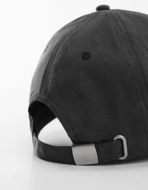 Yazılı kot şapka